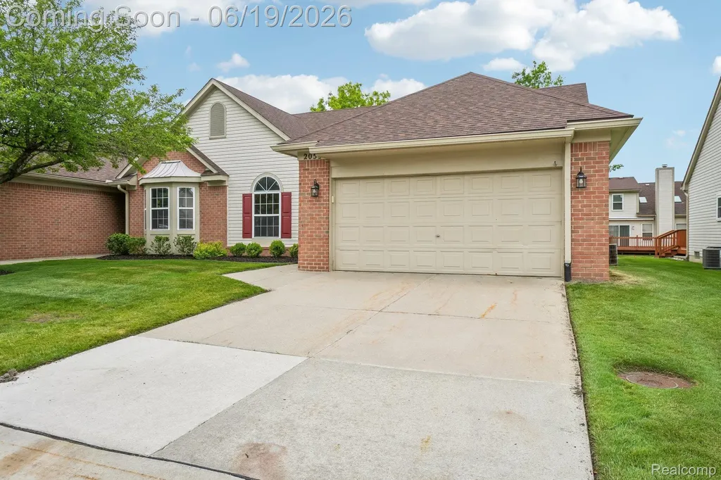 2053 Maplehurst Drive Commerce Charter Township MI 48390