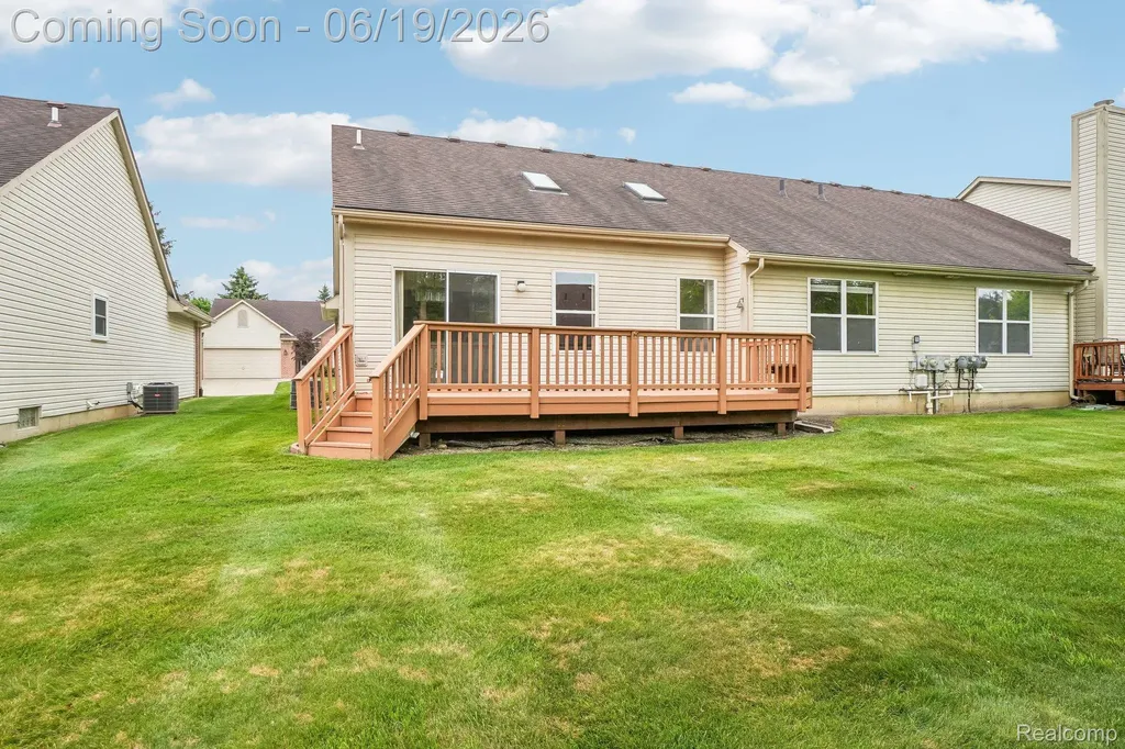 2053 Maplehurst Drive Commerce Charter Township MI 48390