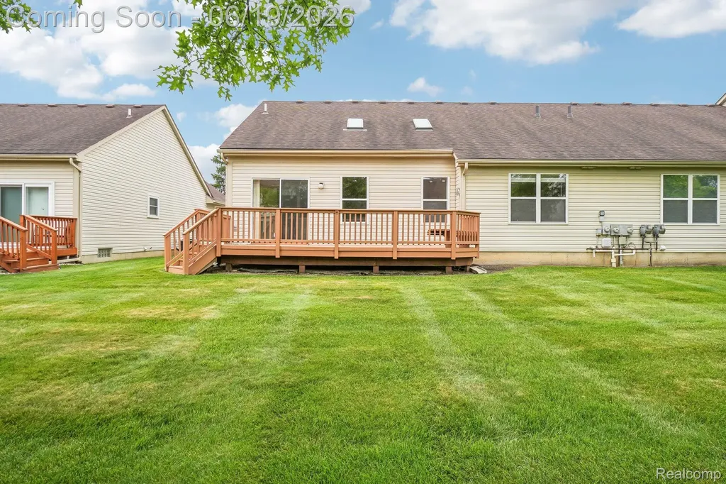 2053 Maplehurst Drive Commerce Charter Township MI 48390
