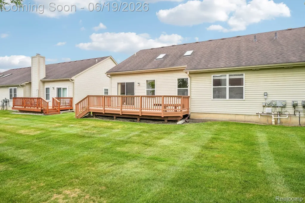 2053 Maplehurst Drive Commerce Charter Township MI 48390