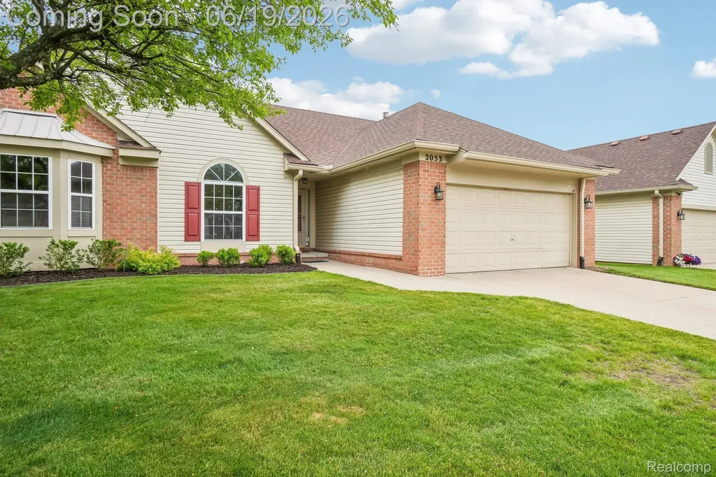 2053 Maplehurst Drive Commerce Charter Township MI 48390