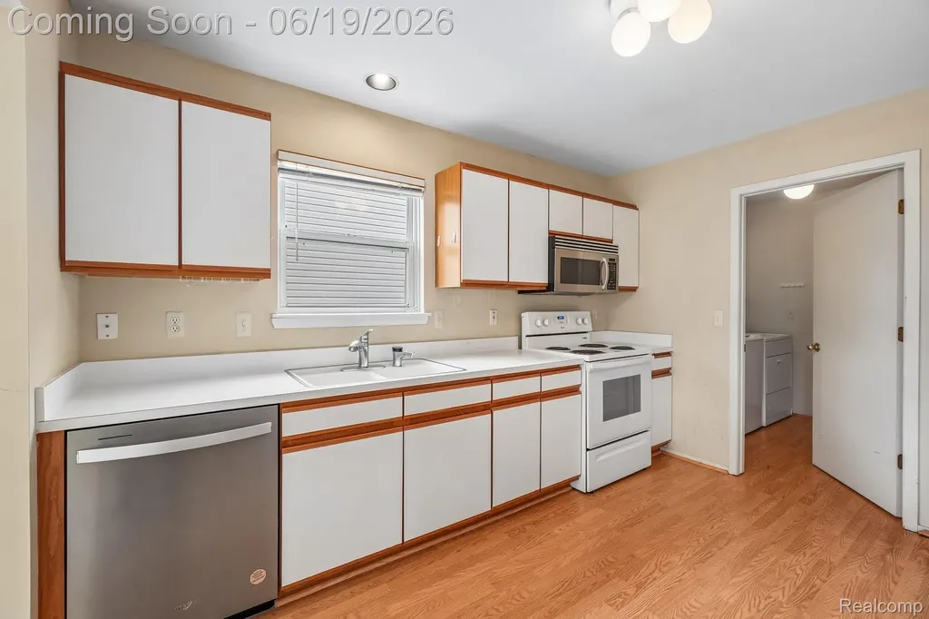 2053 Maplehurst Drive Commerce Charter Township MI 48390