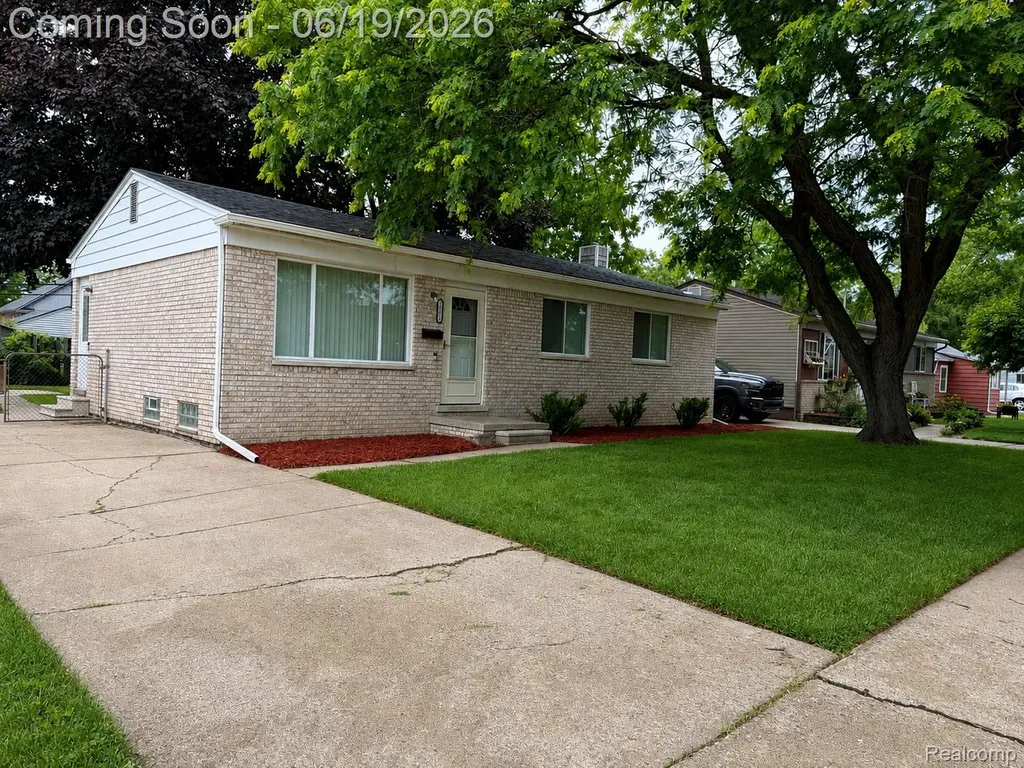 18432 Mesle Street Roseville City MI 48066