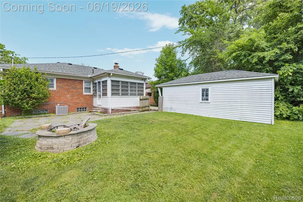 20300 Sunnyside Street St. Clair Shores City MI 48080