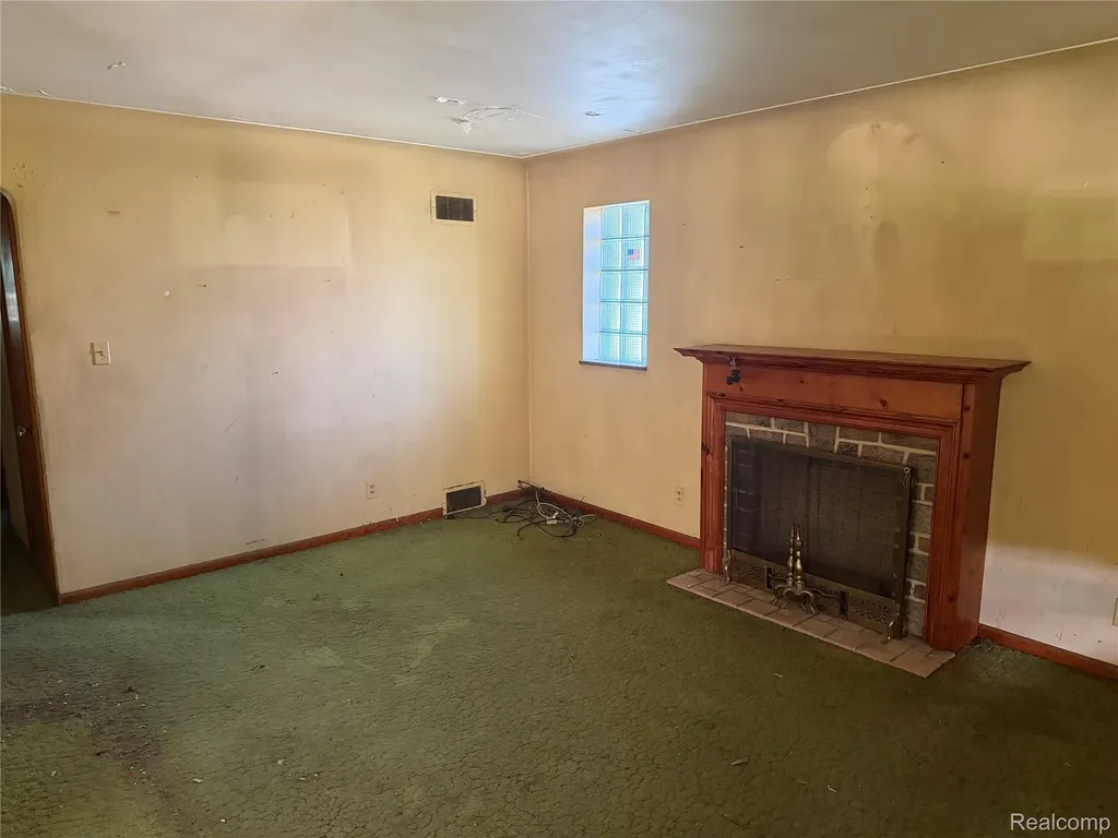 24217 Stewart Avenue Warren City MI 48089