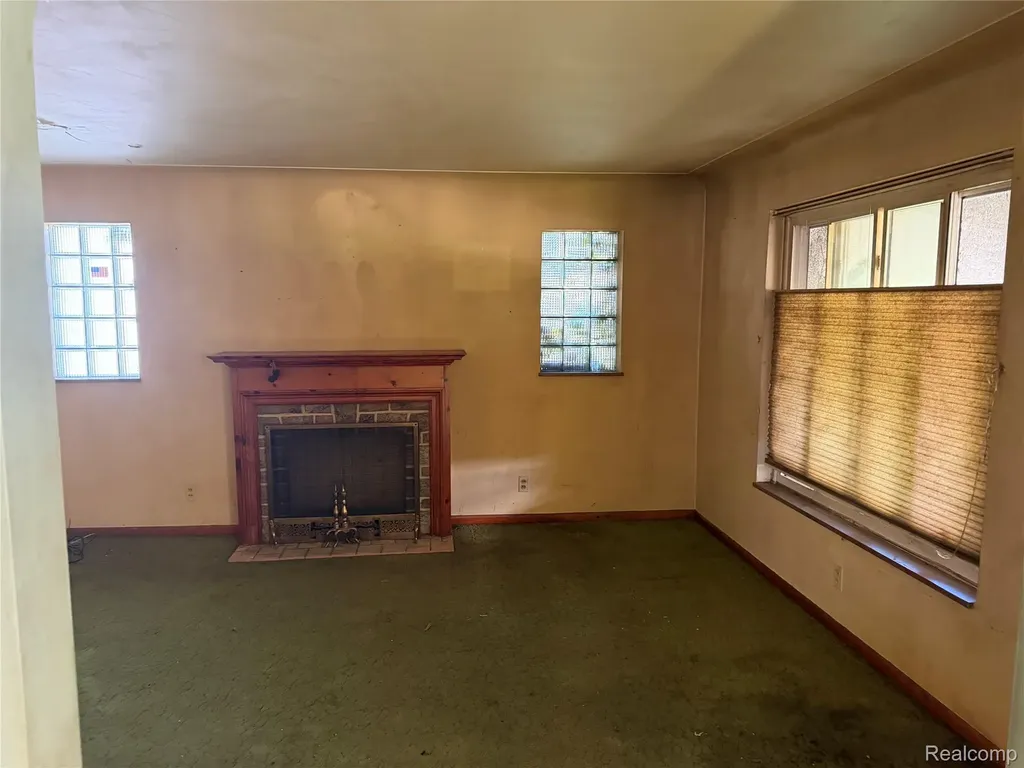 24217 Stewart Avenue Warren City MI 48089