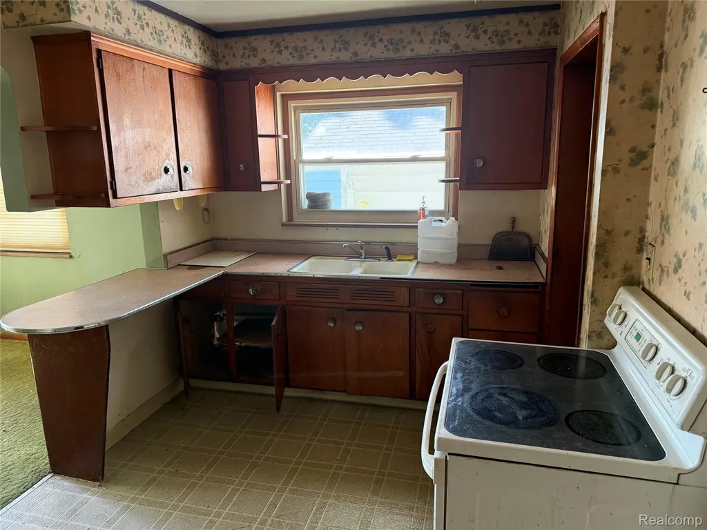 24217 Stewart Avenue Warren City MI 48089