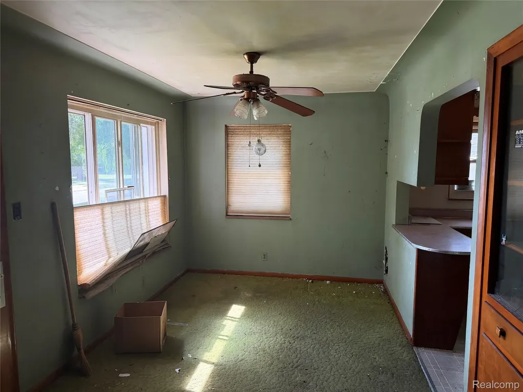 24217 Stewart Avenue Warren City MI 48089