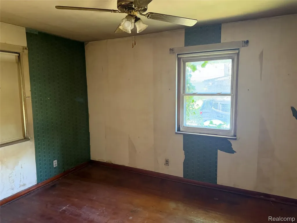 24217 Stewart Avenue Warren City MI 48089