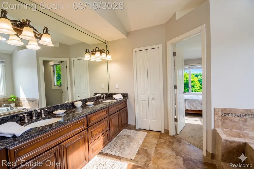 1576 Galena Rochester Hills City MI 48306