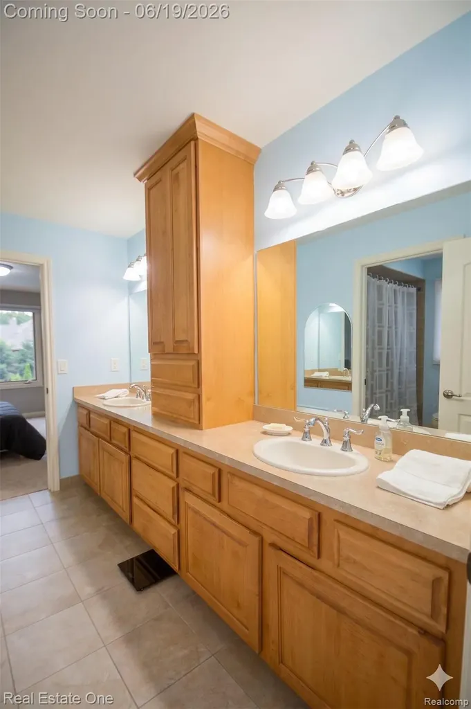 1576 Galena Rochester Hills City MI 48306