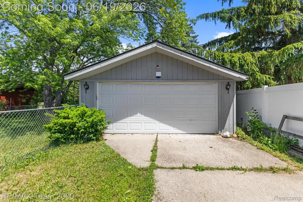 18533 Matthew Drive Clinton Charter Township MI 48035