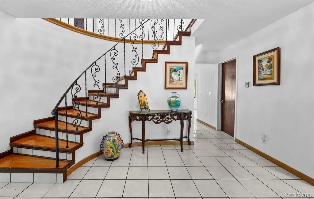 28700 W 14 Mile Road West Bloomfield Charter Township MI 48322