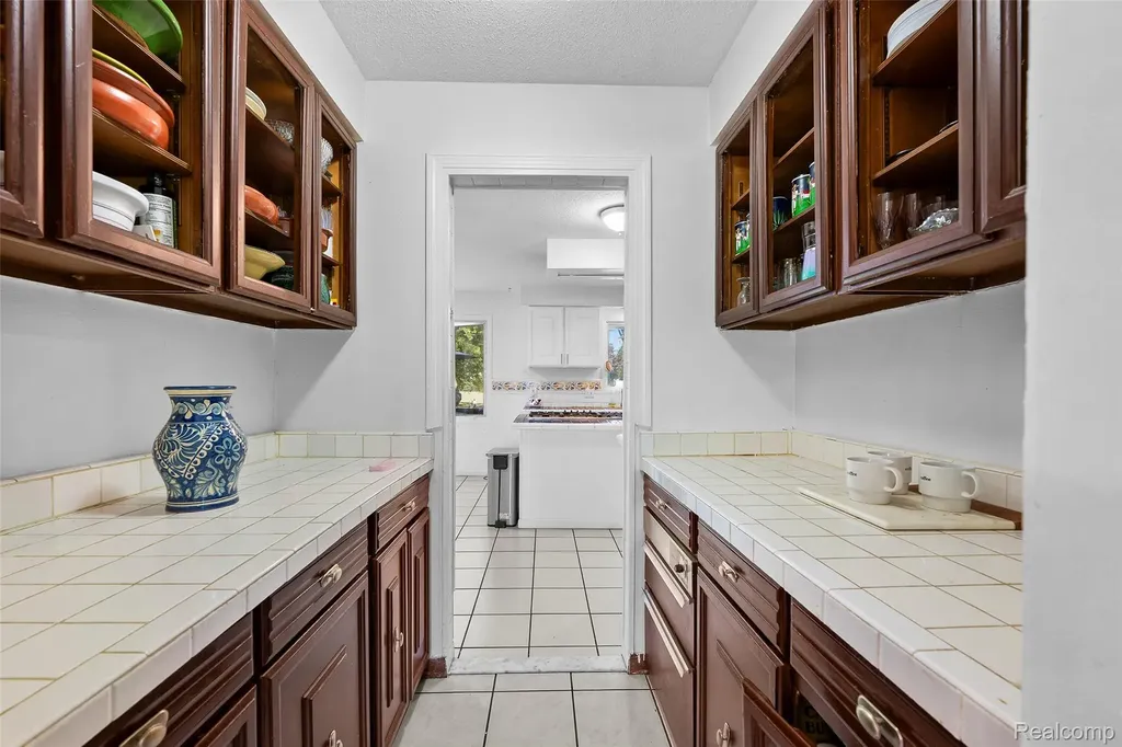 28700 W 14 Mile Road West Bloomfield Charter Township MI 48322
