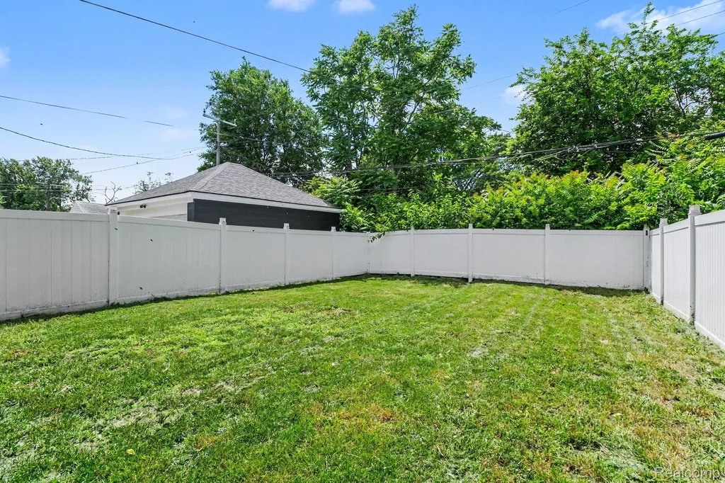17333 Mansfield Street Detroit City MI 48235