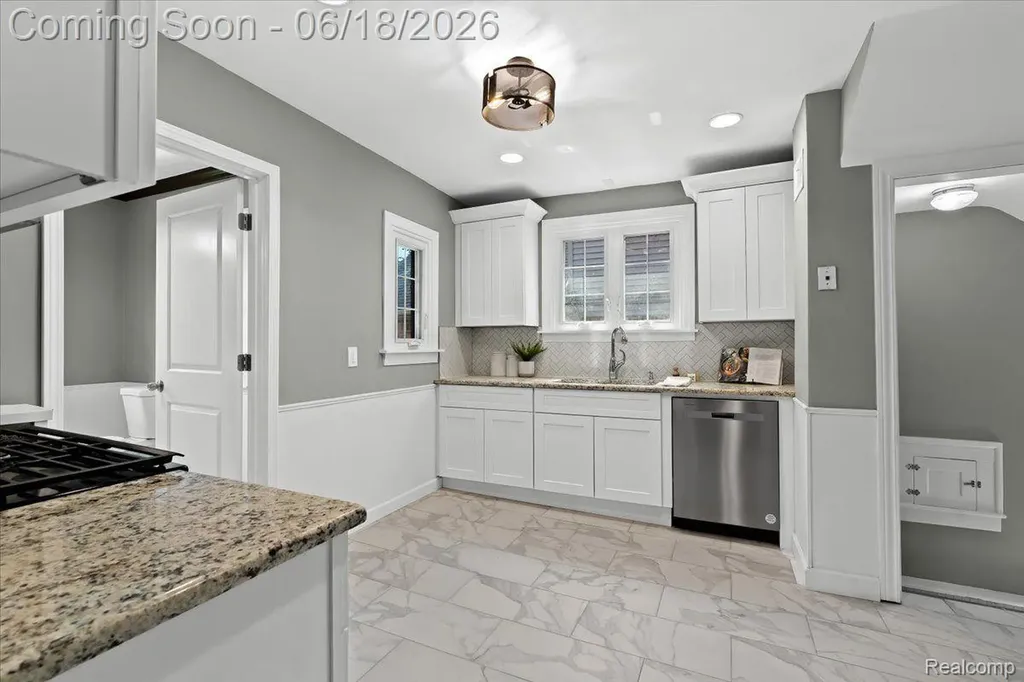312 Mckinley Avenue Grosse Pointe Farms City MI 48236