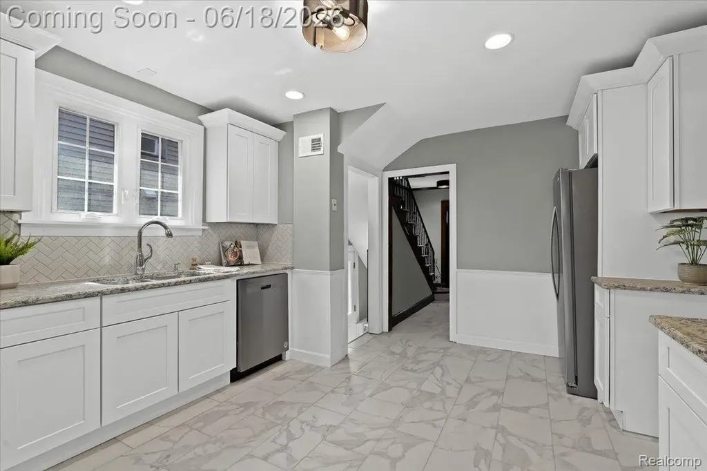 312 Mckinley Avenue Grosse Pointe Farms City MI 48236