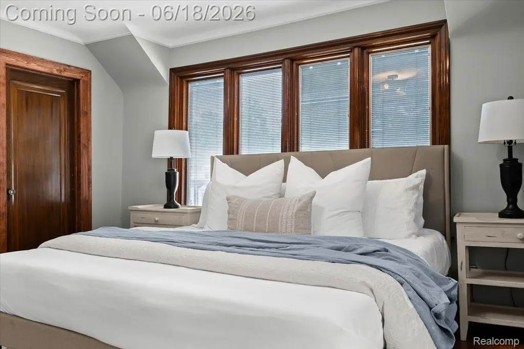 312 Mckinley Avenue Grosse Pointe Farms City MI 48236