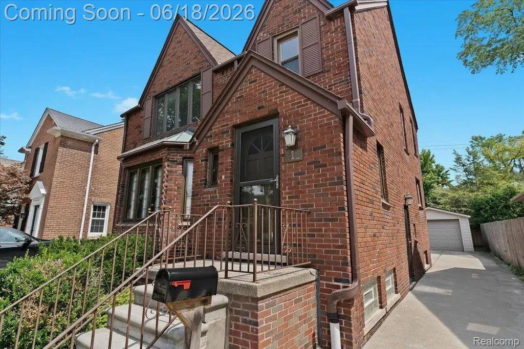 312 Mckinley Avenue Grosse Pointe Farms City MI 48236