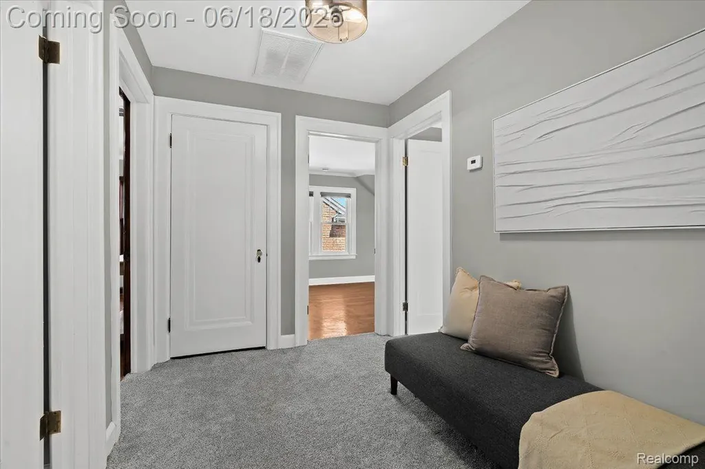 312 Mckinley Avenue Grosse Pointe Farms City MI 48236