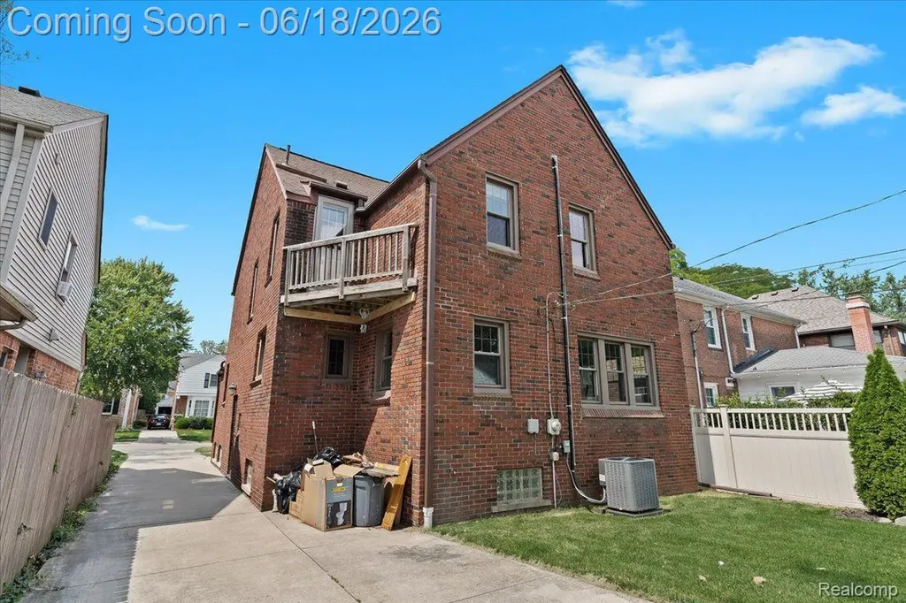 312 Mckinley Avenue Grosse Pointe Farms City MI 48236