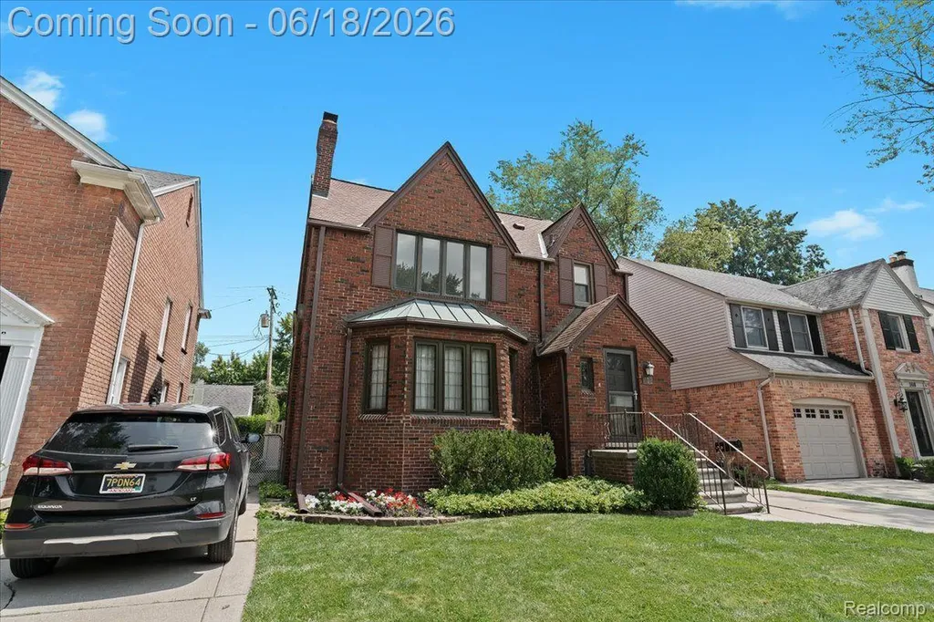 312 Mckinley Avenue Grosse Pointe Farms City MI 48236