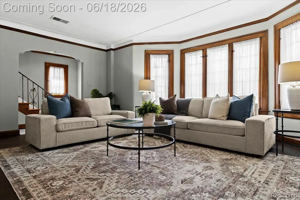 312 Mckinley Avenue Grosse Pointe Farms City MI 48236