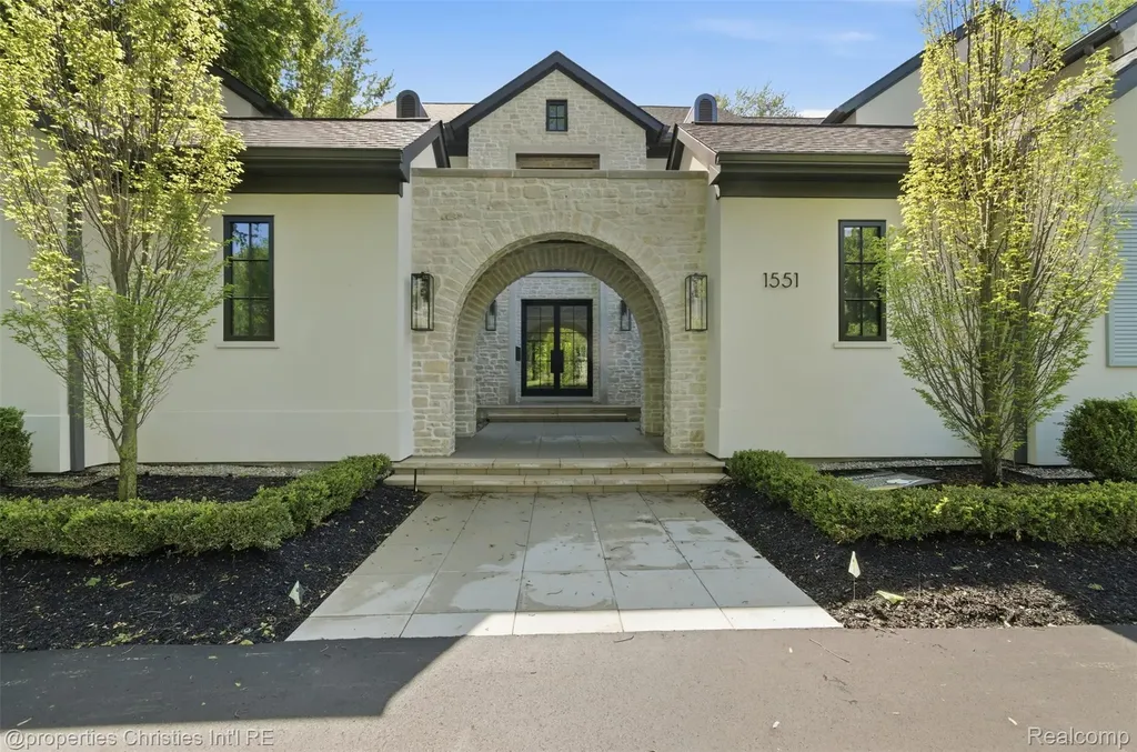 1551 Lakeside Drive Birmingham City MI 48009