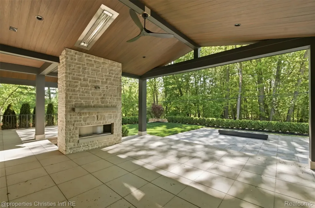 1551 Lakeside Drive Birmingham City MI 48009