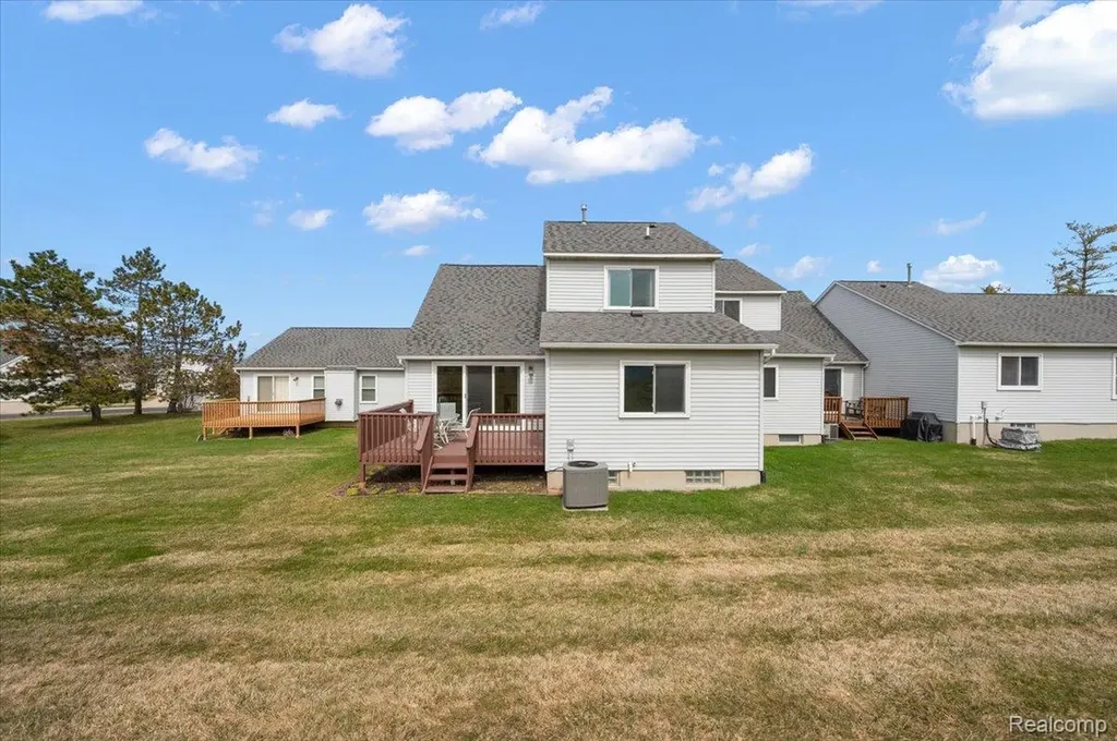 734 Challenging Trail South Lyon City MI 48178