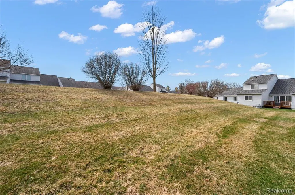 734 Challenging Trail South Lyon City MI 48178