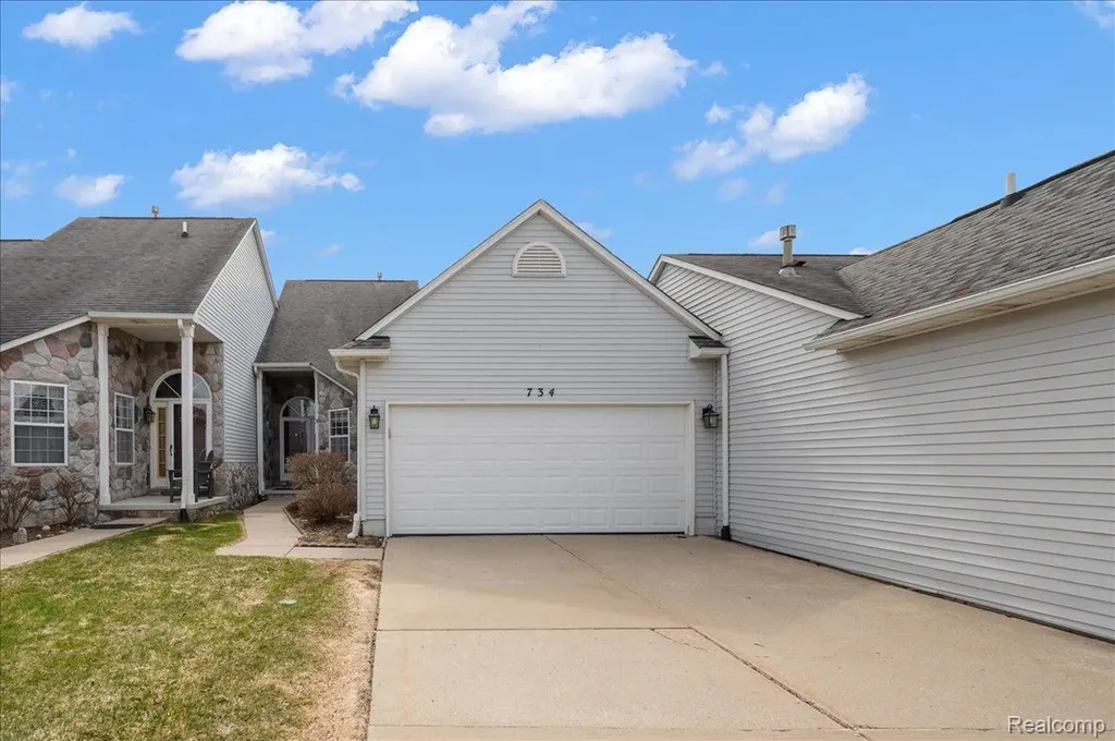 734 Challenging Trail South Lyon City MI 48178