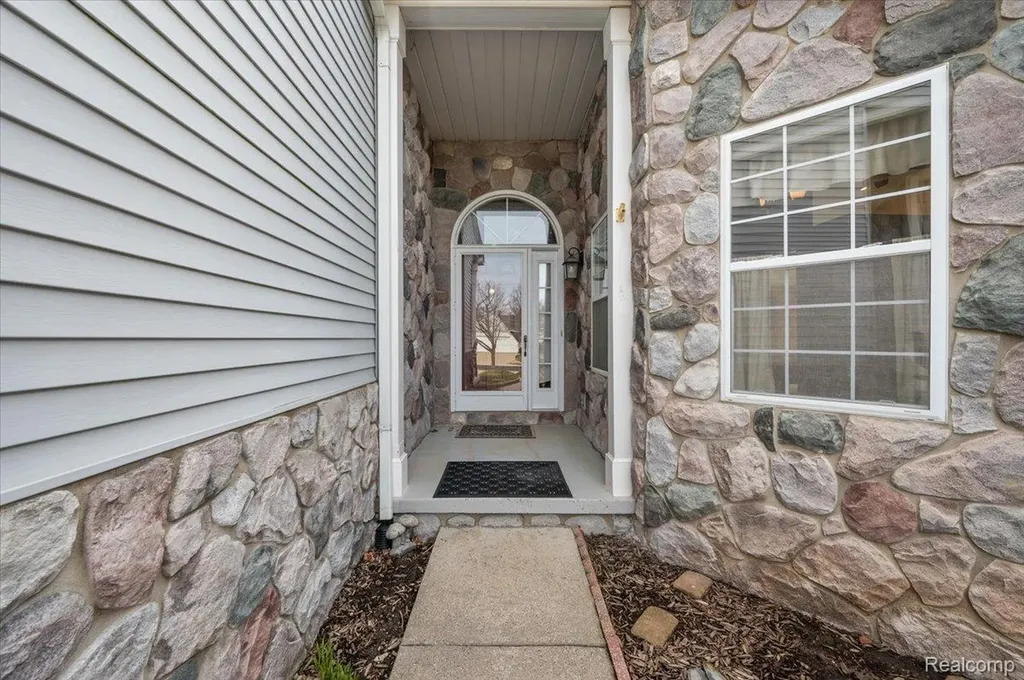734 Challenging Trail South Lyon City MI 48178