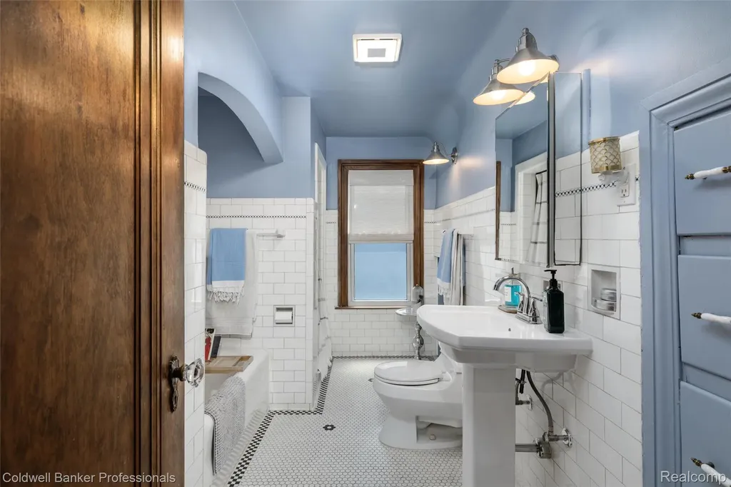 1377 Harvard Road Grosse Pointe Park City MI 48230
