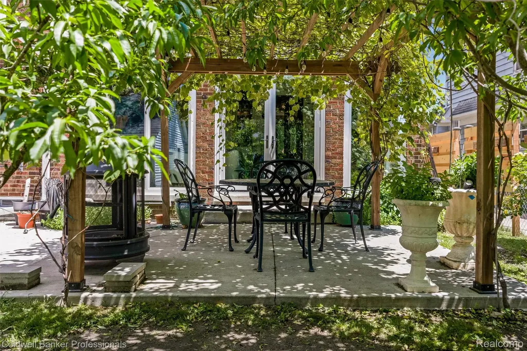 1377 Harvard Road Grosse Pointe Park City MI 48230