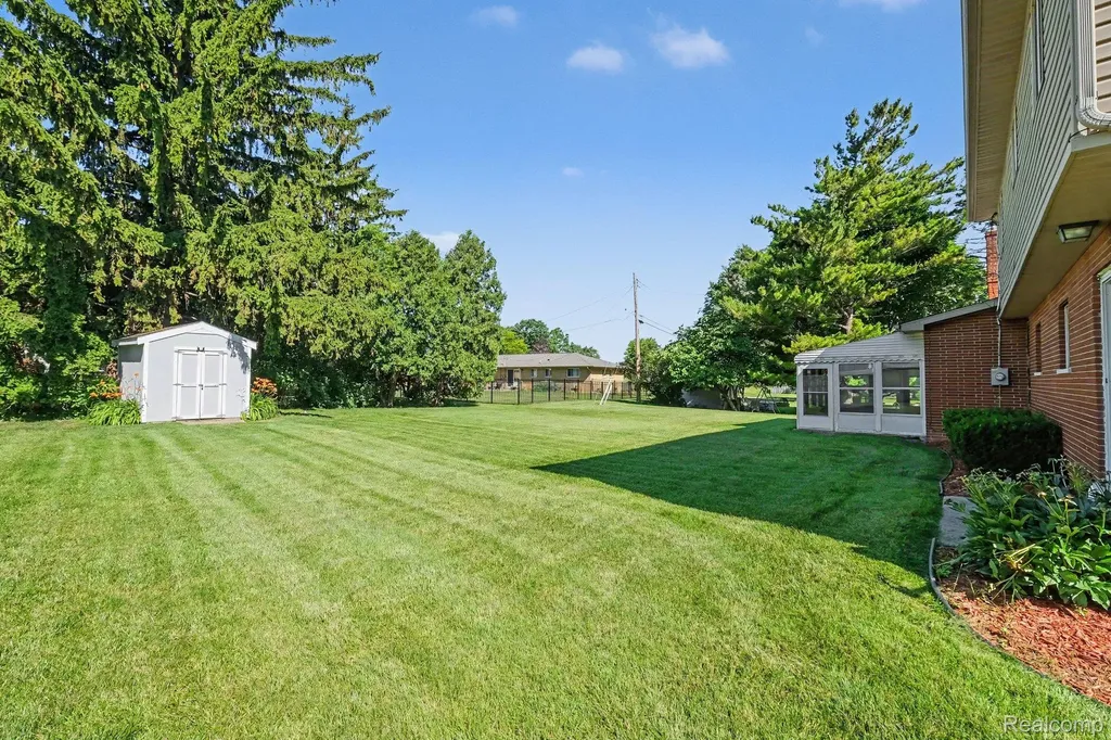 5504 Antoinette Drive Grand Blanc Charter Township MI 48439