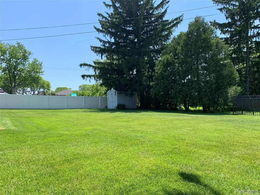 5504 Antoinette Drive Grand Blanc Charter Township MI 48439