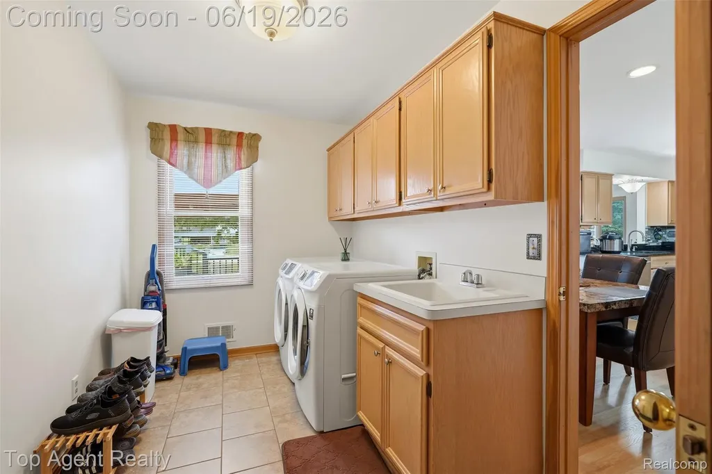 52825 Seven Oaks Drive Shelby Charter Township MI 48316