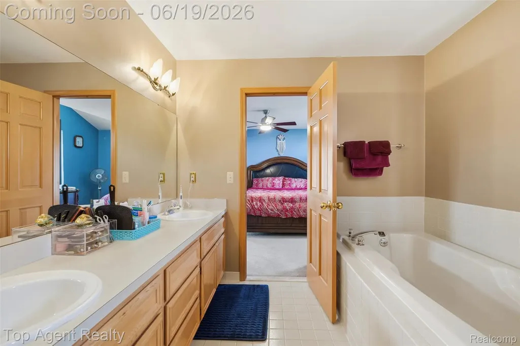 52825 Seven Oaks Drive Shelby Charter Township MI 48316