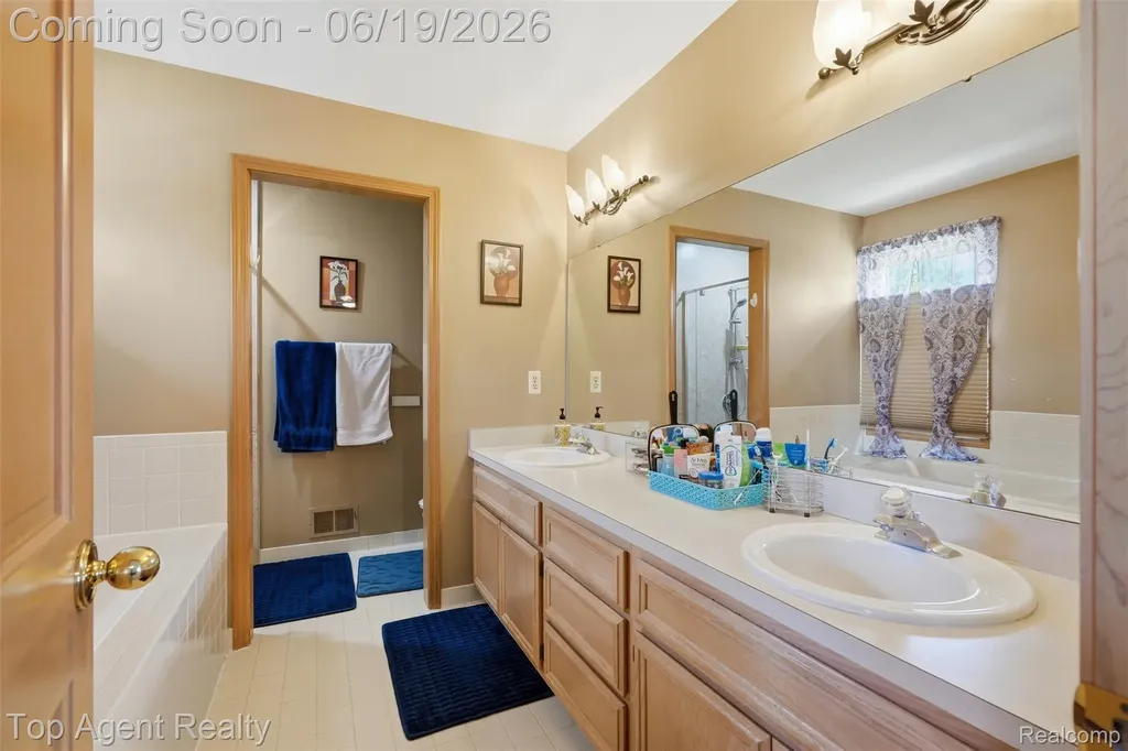 52825 Seven Oaks Drive Shelby Charter Township MI 48316