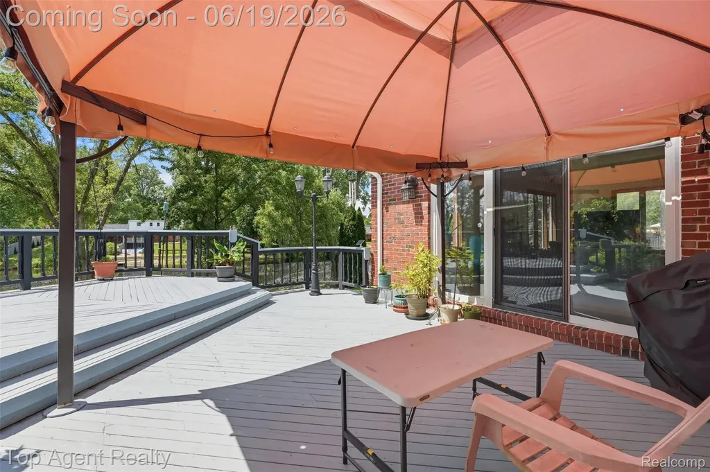 52825 Seven Oaks Drive Shelby Charter Township MI 48316