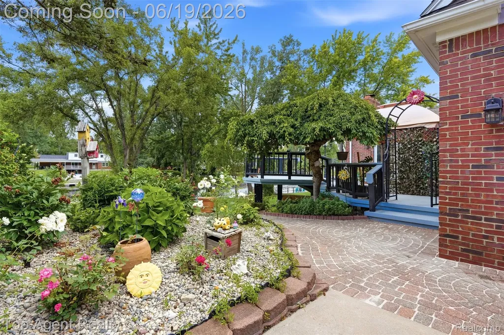 52825 Seven Oaks Drive Shelby Charter Township MI 48316