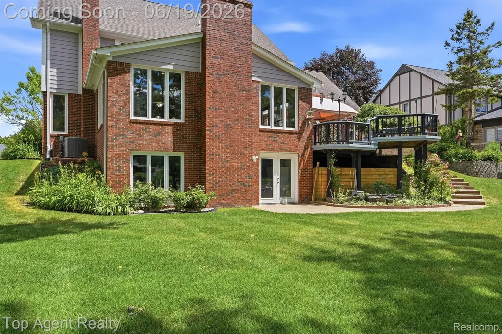 52825 Seven Oaks Drive Shelby Charter Township MI 48316