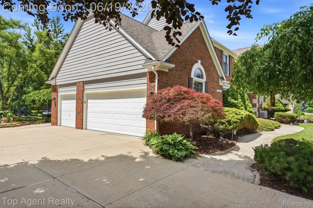 52825 Seven Oaks Drive Shelby Charter Township MI 48316