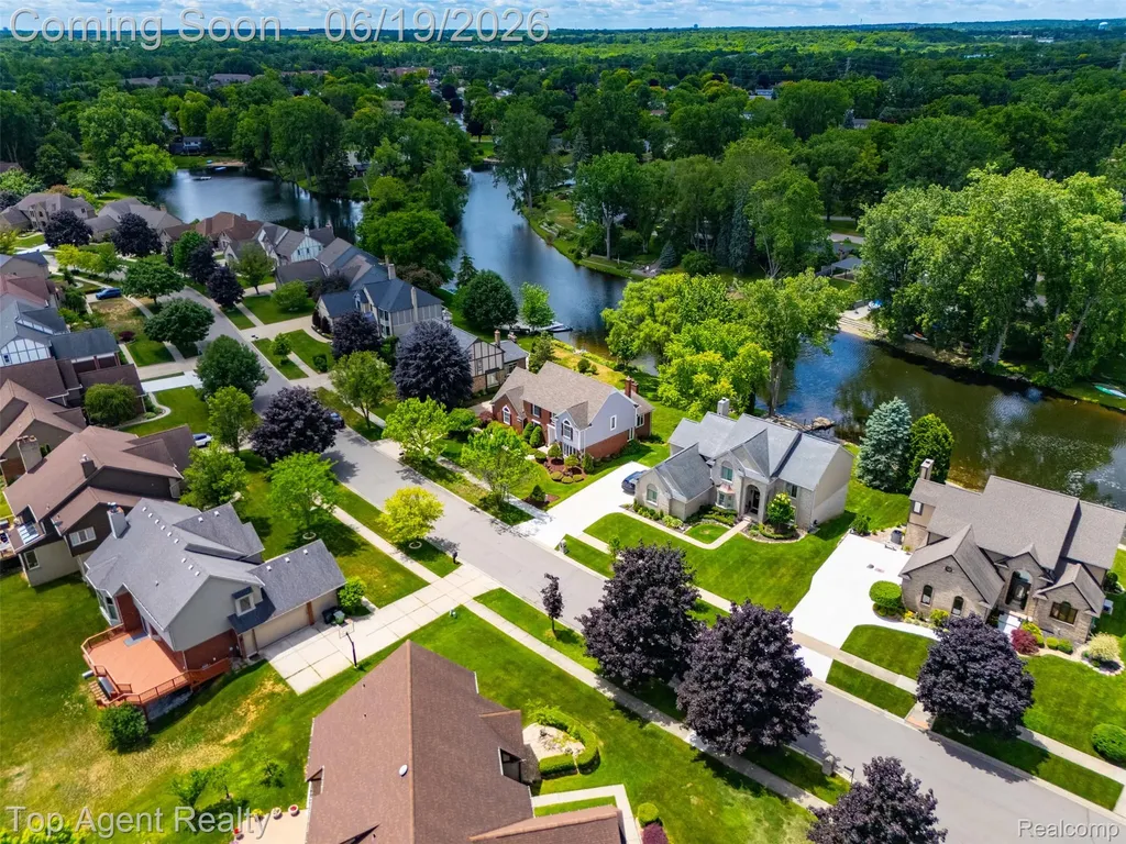 52825 Seven Oaks Drive Shelby Charter Township MI 48316