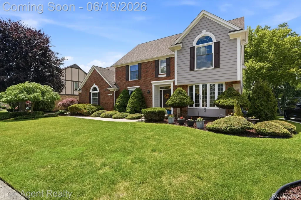 52825 Seven Oaks Drive Shelby Charter Township MI 48316
