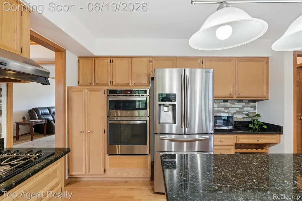 52825 Seven Oaks Drive Shelby Charter Township MI 48316
