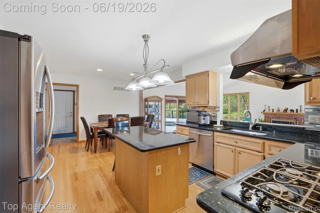 52825 Seven Oaks Drive Shelby Charter Township MI 48316