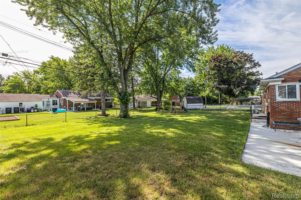 19044 Norwich Road Livonia City MI 48152