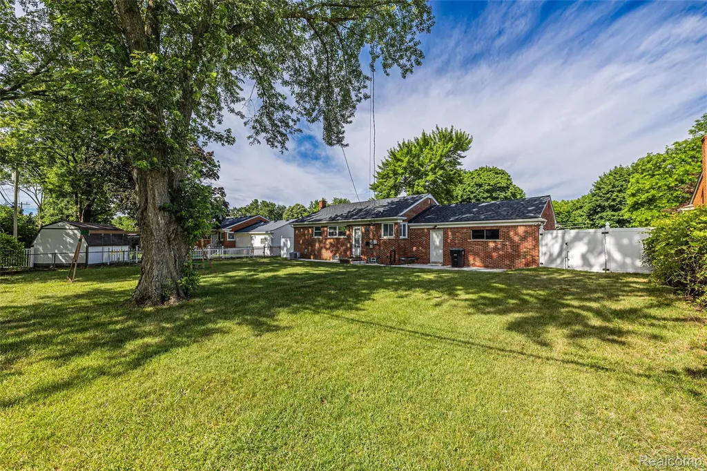 19044 Norwich Road Livonia City MI 48152